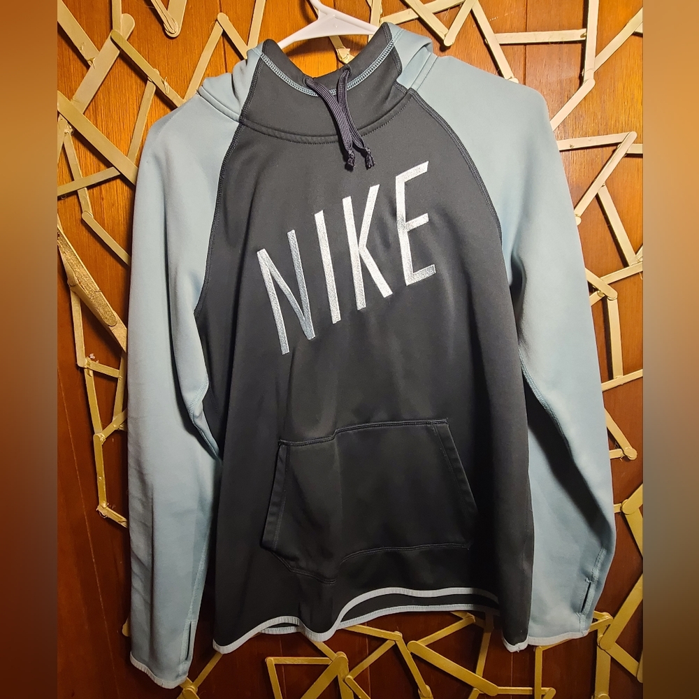 Super cute nike sweatshirt in excellent condition